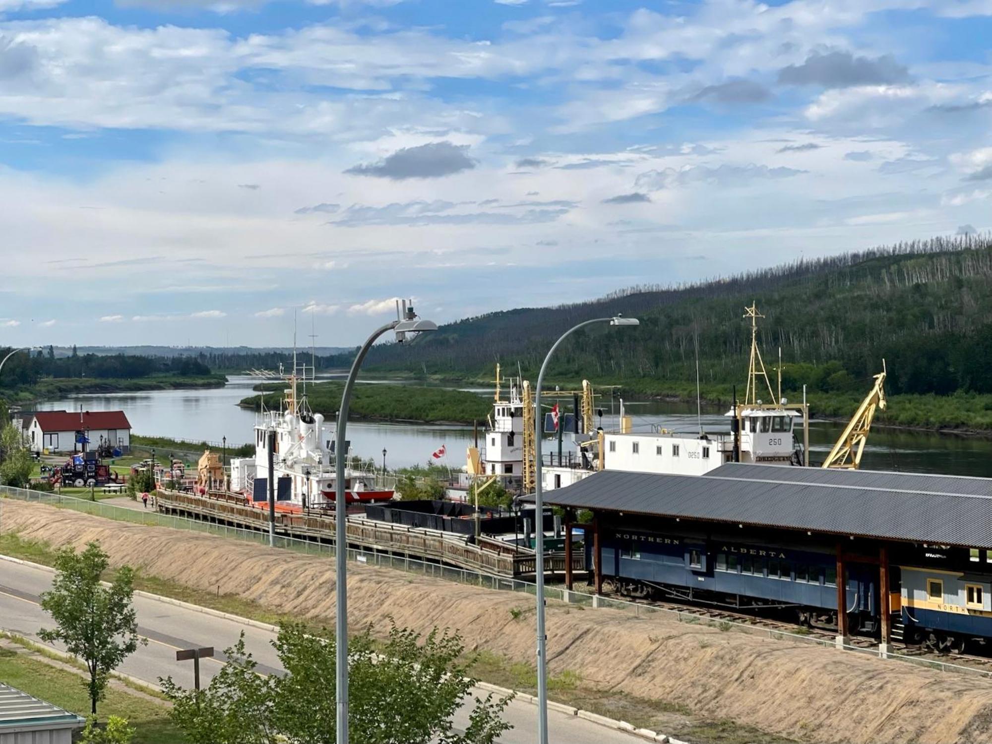 Top Floor Riverfront Condo With Stellar Sunsets! Fort Mcmurray Zewnętrze zdjęcie